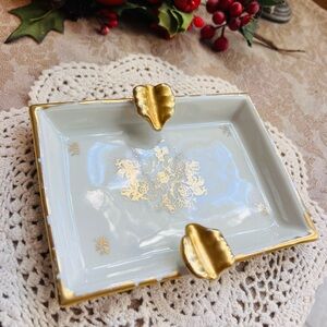 Elegant Gold and White Ashtray reads ‘1789’ i guess this is the year?